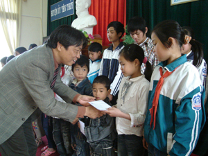 Thứ trưởng Bộ KH&CN trao 20 suất học bổng cho học sinh nghèo ở huyện Yên Thuỷ.