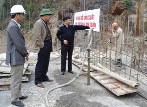 Đồng chí Bùi Ngọc Đảm, Phó chủ tịch TT UBND tỉnh kiểm tra chất lượng thi công hạng mục chân đập bê tông của công trình hồ Cạn Thượng (Cao Phong).