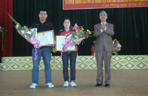 Lãnh đạo Huyện ủy Cao Phong tặng giấy khen cho các VĐV xuất sắc tại Đại hội TDTT toàn quốc lần thứ IV.