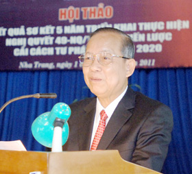 Phó Thủ tướng Trương Vĩnh Trọng 
đọc báo cáo tại Hội nghị.