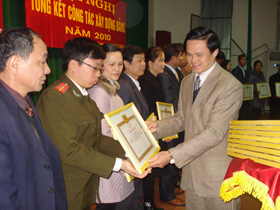 Tổng kết công tác XDĐ năm 2010 thành phố Hòa Bình đã tặng giấy khen cho 18 chi, đảng bộ cơ sở đạt tiêu chuẩn TSVM tiêu biểu.