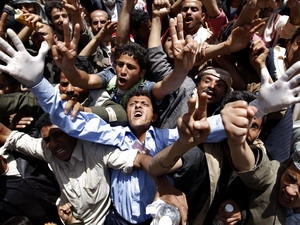 Những người biểu tình chống chính phủ hô vang khẩu hiệu yêu cầu Tổng thống Yemen từ chức.