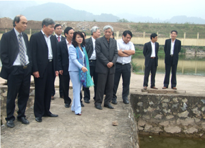 Thứ trưởng Nguyễn Thị Xuân Thu và lãnh đạo tỉnh ta thăm Trung tâm giống thủy sản Hòa Bình.