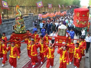 Đoàn rước sản vật dâng lên tổ tiên trong lễ 
giõ tổ Hùng Vương. Ảnh: TTXVN