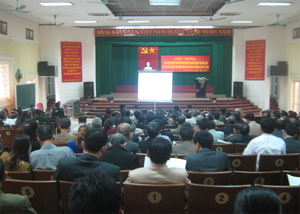Gần 300 đại biểu đã tham gia hội nghị tập huấn về công tác bầu cử do phòng Nội vụ thành phố Hoà Bình tổ chức.