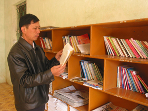 Cán bộ, nhân dân xã Bắc Sơn (Tân Lạc) tìm hiểu thông tin trên tủ sách pháp luật.