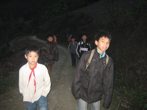 Các em học sinh xã Tiền Phong (Đà Bắc) phải đến trường khi trời còn chưa sáng.