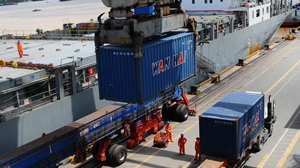Bốc dỡ container tại cảng Cát Lái, TP.HCM