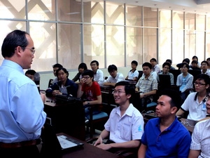 Phó Thủ tướng Nguyễn Thiện Nhân gặp gỡ sinh viên khoa công nghệ thông tin theo Chương trình đào tạo tiên tiến.