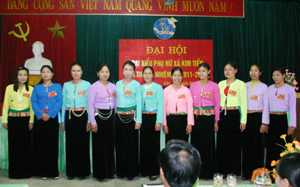 BCH Hội phụ nữ xã Kim Tiến khoá XX ra mắt Đại hội.