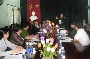 Thiếu tướng Bùi Đình Phái phát biểu kết luận buổi làm việc với UBBC huyện Tân Lạc.