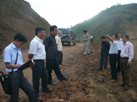 Thường trực HĐND tỉnh kiểm tra tình hình hoạt động khai thác khoáng sản tại huyện Đà Bắc.