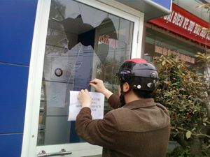 Bộ phận quản lý và kiểm tra máy của Ngân hàng tiến hành niêm phong cây ATM chờ sửa chữa.