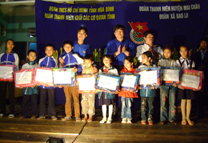 Đoàn tặng 14 suất quà cho học sinh nghèo xã Bao La.