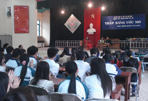 Trên 300 học sinh trường THPT chuyên Hoàng Văn Thụ tham gia chương trình thăp sáng ước mơ.