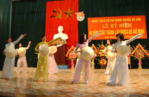 Đội văn nghệ trường mầm non Hoa Mai (TT Đà Bắc) biểu diễn văn nghệ  kỷ niệm 80 năm ngày thành lập Đoàn TNCS Hồ Chí Minh