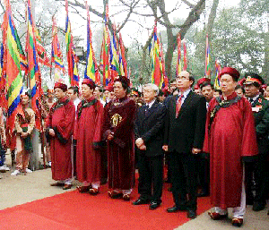 Tổng Bí thư, Chủ tịch Quốc hội Nguyễn Phú Trọng dự lễ 
dâng hương tưởng niệm các vua Hùng. ( Ảnh: TTXVN)
