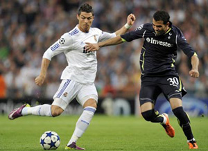 Cristiano Ronaldo (trái, Real Madrid) kiểm soát bóng trước Sandro (Tottenham) trận lượt đi.
