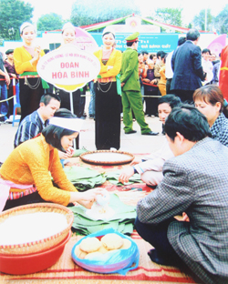 Đoàn nghệ nhân gói bánh chưng tỉnh Hòa Bình đang thi gói bánh chưng tại đền Hùng năm 2011.
