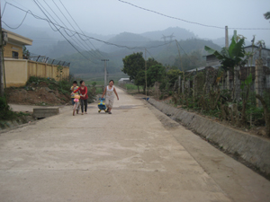 Đường giao thông nông thôn rộng 3m về bản người Dao xóm Cáp, xã Bình Thanh (Cao Phong) vừa được hoàn thành góp phần thúc đẩy phát triển KT-XH địa phương.