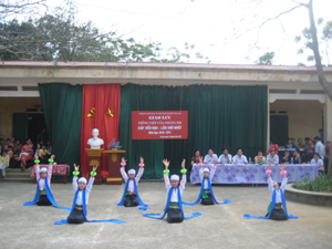 Các em học sinh dân tộc thiểu số xã Phong Phú thể hiện năng khiếu qua điệu múa.