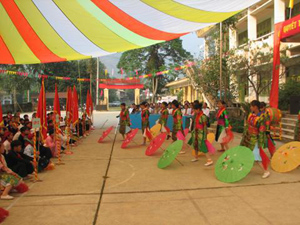 Học sinh trường PT DTNT Đồng Văn (Hà Giang) biểu diễn các điệu múa dân tộc truyền thống