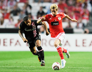 Fabio Coentrao (phải, Benfica) tranh bóng với Jeremain Lens (PSV Eindhoven) ở lượt đi
