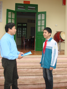 Em Ngô Thanh Tùng chia sẻ niềm vui về kết quả học tập với thầy Hiệu trưởng trường THCS Yên Lạc ( Yên Thuỷ).