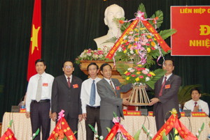 Đ/C Nguyễn Văn Quang - Phó Bí thư Thường trực Tỉnh ủy tặng hoa chúc mừng Đại hội.