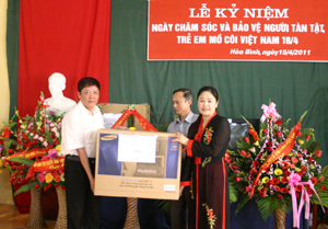 Đồng chí Bùi Ngọc Lâm, Ủy viên Thường trực HDND tỉnh tặng quà cho Trung tâm dạy nghề tư thục Long Thành.