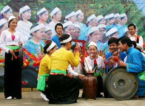 Văn hóa rượu cần-nét văn hóa đặc trưng trong lễ hội của người Mường.