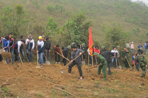 Đông đảo ĐV-TN, cán bộ, chiến sỹ đơn vị bộ đội đóng quân trên địa bàn và nhân dân xã Mỵ Hòa tham gia làm đường GT-NT giúp nhân dân đi lại thuận lợi.