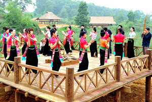 Múa xòe Thái tại Festival Thanh niên các dân tộc Việt Nam 2011