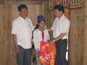 Đ/c Bùi Văn Cửu, Phó Chủ tịch UBND tỉnh, Chủ tịch danh dự Hội Bảo trợ người tàn tật và trẻ mồ côi thăm hỏi, tặng quà em Bùi Thị Ly.