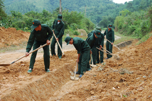 Lực lượng dân quân xã Hòa Bình (TPHB) nâng cao chất lượng huấn luyện còn tích cực tham gia làm công tác dân vận, tu sửa đường giao thông, nạo vét kênh mương nội đồng.