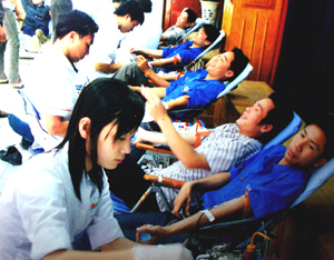 ĐV-TN huyện Lương Sơn tham gia  ngày hội hiến máu tình nguyện.