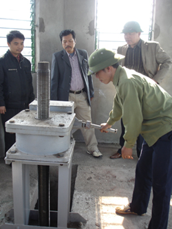 Kiểm tra hoạt động của hệ thống van tràn xả lũ của công trình hồ chứa nước Đầm Đa, huyện Kỳ Sơn.