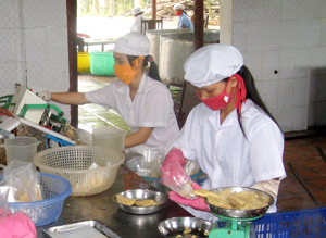 Công nhân Công ty cổ phần nông- lâm sản Kim Bôi (xóm Vai, xã Thanh Nông, huyện Lạc Thuỷ) chấp hành các quy định về ATVSTP trong chế biến sản phẩm.