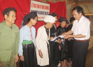 Người cao tuổi huyện Đà Bắc thường xuyên nhận được sự quan tâm, thăm hỏi của MTTQ các cấp.