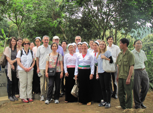 Đoàn đại biểu của Thuỵ Sỹ với nhân dân xóm Vành tại công trình thuộc tiểu dự án.