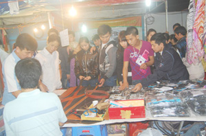 Hội chợ thương mại thương hiệu Việt thu hút đông đảo khách đến tham quan, mua sắm.