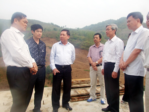 Đồng chí Bùi Văn Tỉnh, UVTƯ Đảng, Phó Bí thư Tỉnh uỷ, Chủ tịch UBND tỉnh kiểm tra tiến độ Dự án hồ Cạn Thượng, huyện Cao Phong.
