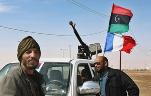 Ngoài nhận được hỗ trợ về tài chính, hậu cần của các nước, phe nổi dậy Libya kêu gọi NATO tăng cường không kích vào lực lượng của ông Gadhafi