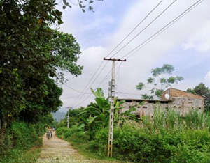 Hệ thống lưới điện trong xã được cải tạo, nâng cấp thường xuyên đảm bảo nhu cầu sử dụng điện của nhân dân.