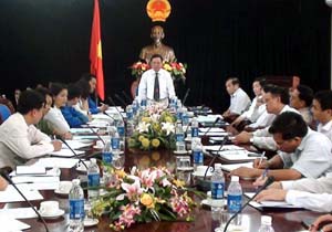 Đồng chí Bùi Văn Tỉnh, UVTƯ Đảng, Phó Bí thư tỉnh ủy, Chủ tịch UBND tỉnh kết luận tại buổi làm việc với BTV Tỉnh đoàn.