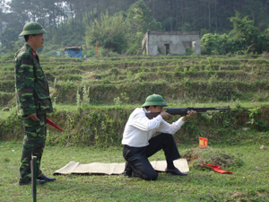 Chiến sỹ tự vệ khối cơ quan huyện Kỳ Sơn tham gia kiểm tra bắn đạn thật.