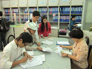 Thí sinh nộp hồ sơ đăng ký dự thi tại Trường ĐH Khoa học Tự nhiên TPHCM vào chiều 21-4.