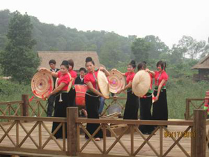 Nữ thanh niên dân tộc Thái ở Yên Bái trình diễn múa truyền thống tại Festival.