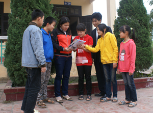 Thầy và trò trường THCS Trung Minh tham gia giải toán trên tạp chí ngoài giờ học.