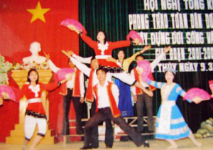 Đội văn nghệ của phòng VH – TT huyện Yên Thủy biểu diễn văn nghệ trong ngày đại đoàn kết toàn dân tộc. 

